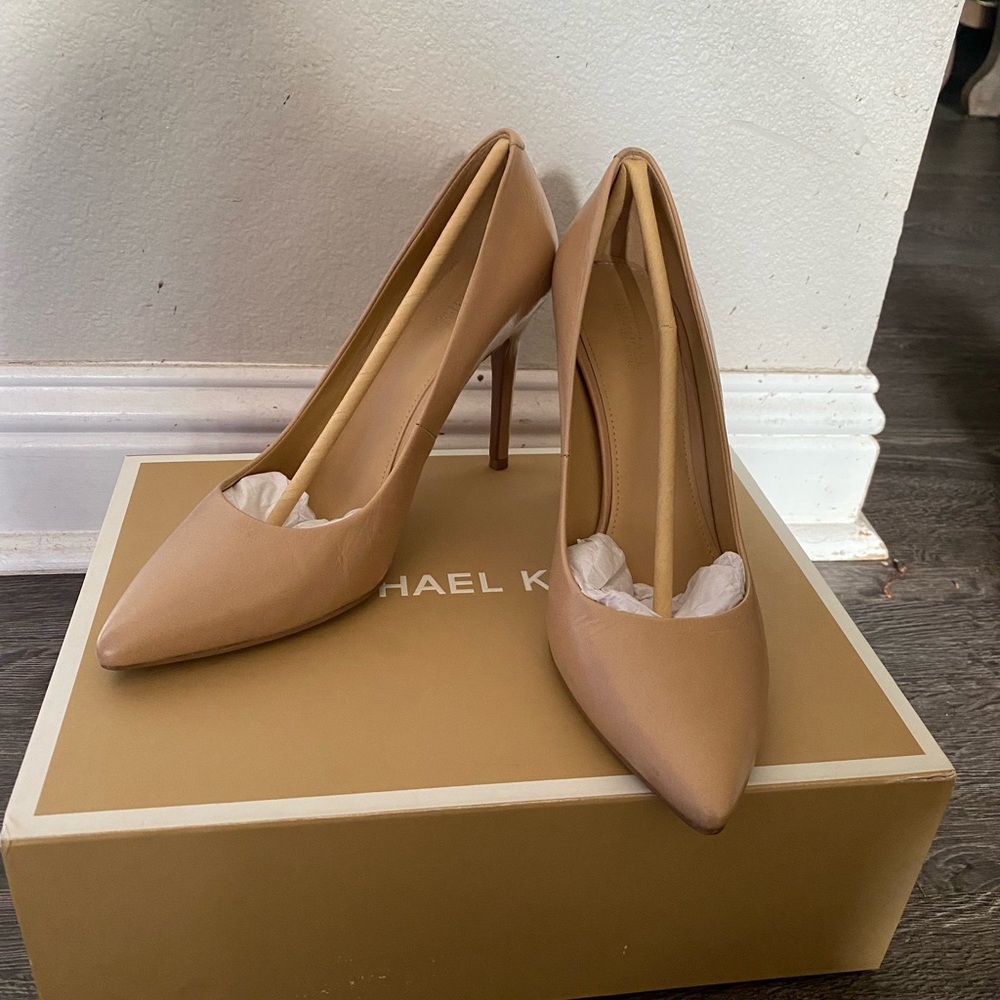 Michael kors leather nude pump